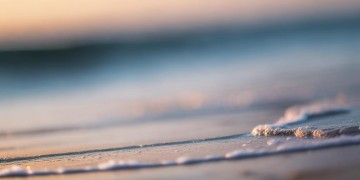 海中间的滩涂出自哪首歌？